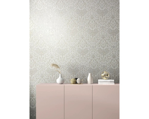 Behang met bloemmotief boven een dressoir
