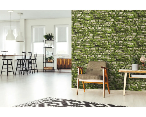 Woonkamer met bakstenen behang, fauteuil en houten tafel