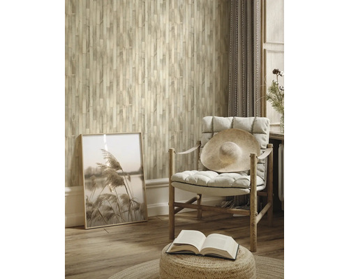 Woonkamer met houten lambrisering, fauteuil, boek en decoratie voor een gezellige sfeer