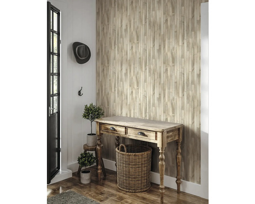 Entree met houten wandbekleding, houten tafel, mand en decoratie