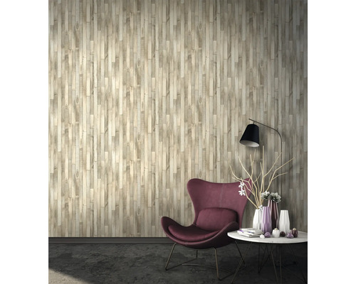 Woonkamer met behang in houtlook, fauteuil en tafel