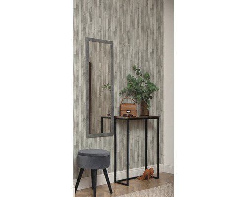 Decoratieve ruimte met spiegel, console, kruk, handtas en wandbehang in houtlook.