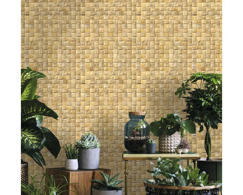 Woonkamer met behang in rotanlook en diverse potplanten.