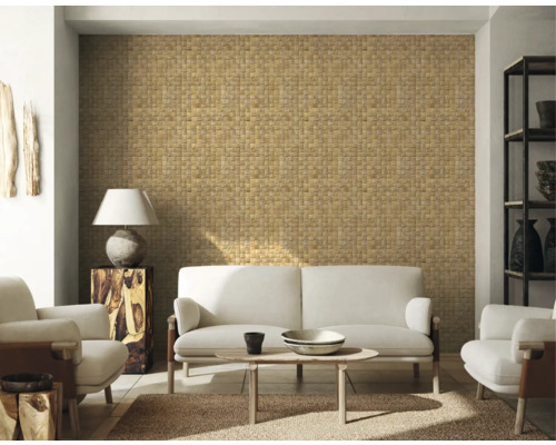 Woonkamer met mozaïekwand, bank en fauteuils