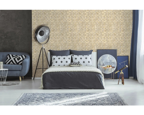 Slaapkamer met mozaïekwand, bed, bank en decoratieve items voor een lichte en uitnodigende sfeer.