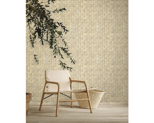 Woonkamer met wanddecoratie van mozaïektegels en een zitgelegenheid