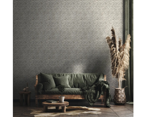 Woonkamer met grijs steenmotiefbehang, bank en decoraties voor een gezellige sfeer