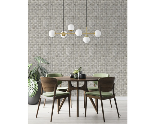 Eetkamer met eettafel, stoelen en hanglamp voor een muur met steenpanelen