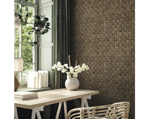 Woonkamer met houten wandpanelen in vlechtwerklook, bureau en raam