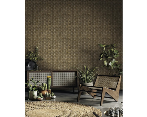 Decoratieve wand met kleine vierkante tegels, gecombineerd met houten kast, fauteuil en kamerplanten.
