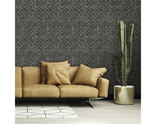 Woonkamer met bank, kussens, cactus en wandbekleding