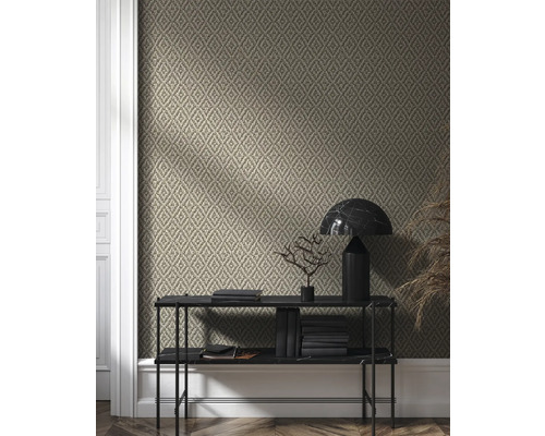 Kameroverzicht met gedessineerd behang en console met decoraties