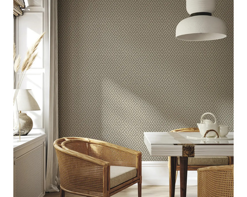 Eetkamer met rotan meubels en behang met patroon