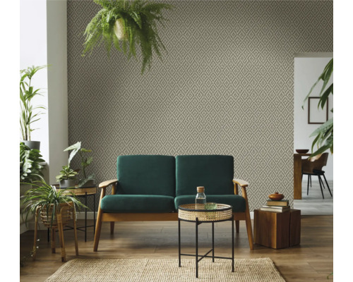Woonkamer met patroonbehang, bank en planten
