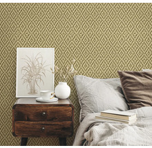 Slaapkamer met sisal tapijt op de muur, nachtkastje en bed