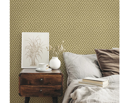 Slaapkamer met sisal tapijt op de muur, nachtkastje en bed