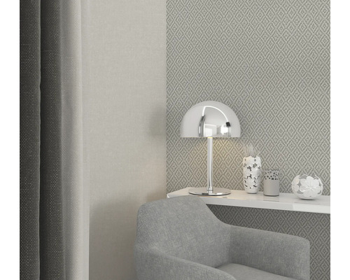 Moderne woonkamer met fauteuil, lamp en decoratieve vazen op een plank