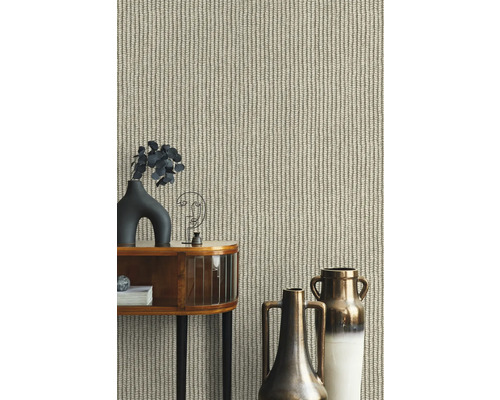 Close-up van een beige behang met gebreid patroon achter een gedecoreerde tafel