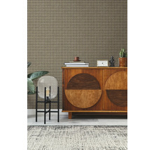 Decoratief interieur met rotan behang, houten dressoir en vloerkleed