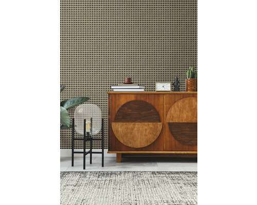 Decoratief interieur met rotan behang, houten dressoir en vloerkleed