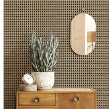 Decoratieve wanddecoratie met rotan behang, spiegel, klok, plant en houten commode