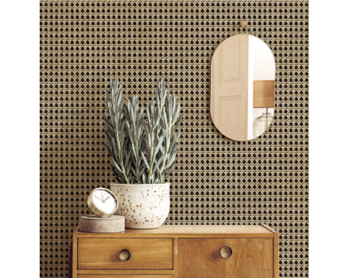 Decoratieve wanddecoratie met rotan behang, spiegel, klok, plant en houten commode