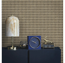 Inrichtingsidee met rotanbehang, lamp, klok en decoratie op een kast