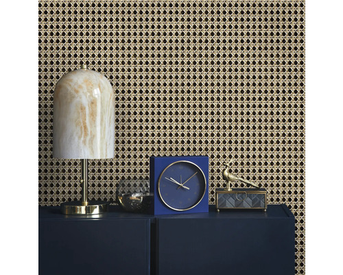 Inrichtingsidee met rotanbehang, lamp, klok en decoratie op een kast