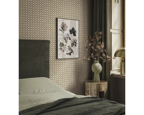Slaapkamer met bed, nachtkastje, lamp, gordijnen en ingelijste afbeelding met planten- en vogelmotief