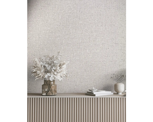 Interieurscène met een gestructureerd behang en decoratieve elementen op een dressoir