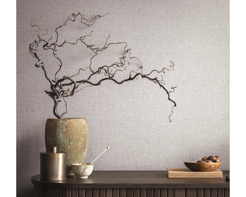 Decoratief stilleven met vaas, takken, schaal en houten tafel voor een gestructureerde wand