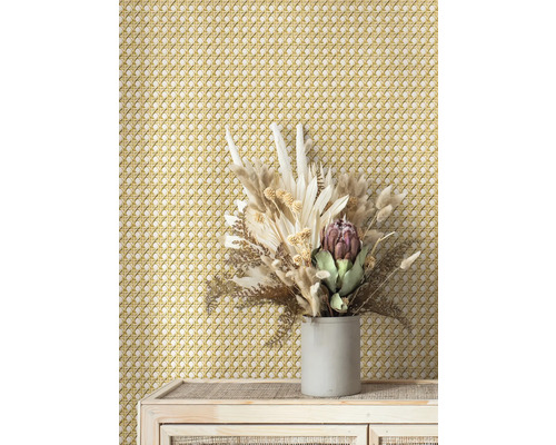 Decoratieve wand met rotan patroon en droogbloemstuk op dressoir