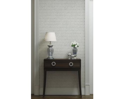 Decoratief interieur met patroonbehang, console, lamp en bloemenvaas