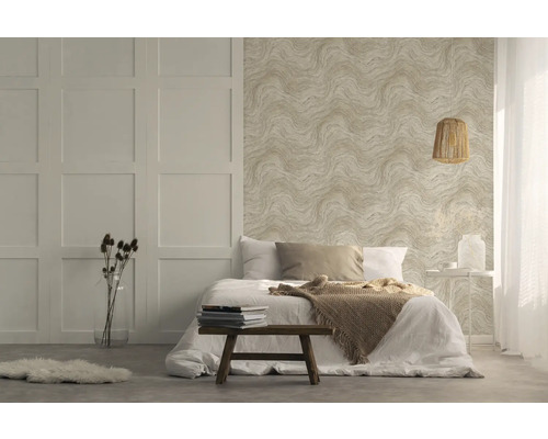 Lichte slaapkamer met patroonbehang, bed en houten kruk
