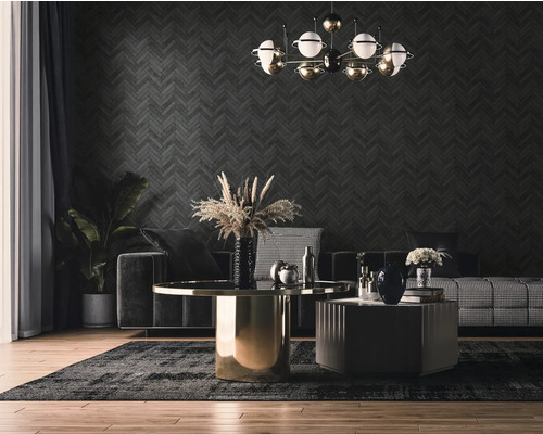 Woonkamer met bank, salontafel, tapijt en plafondlamp