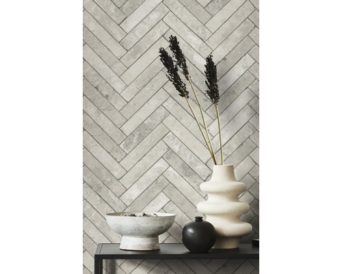 Decoratieve wand met visgraatmotief behang en tafel met schaal en vazen