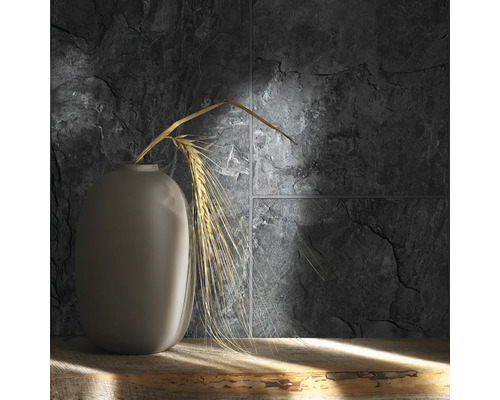 Decoratieve stenen muur met vaas en tarwearen