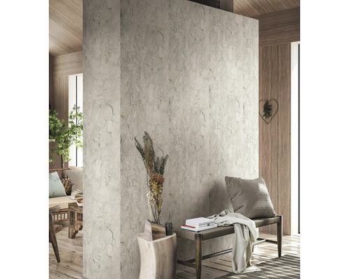 Woonkamer met wandtegels in steenlook, bank en decoratie.
