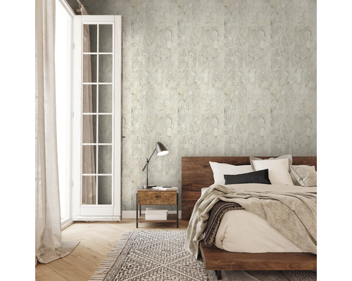 Slaapkamer met wandtegels in steenlook, bed en nachtkastje