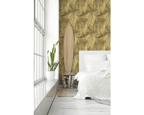 Lichte slaapkamer met grasbehang, raam, plant en decoratief surfbord