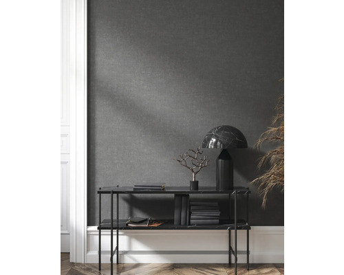 Rek met decoraties, boeken en lamp voor een grijze muur