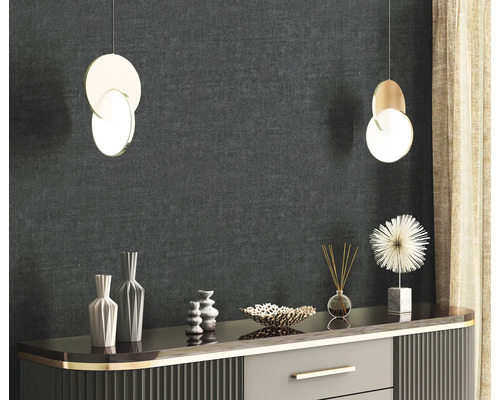 Scène met dressoir, decoratie en twee ronde hanglampen