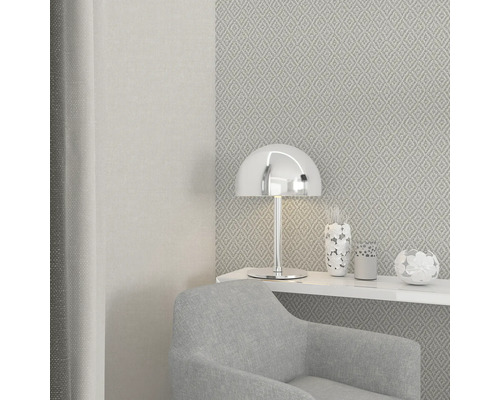 Scene met fauteuil, tafellamp en patroonbehang