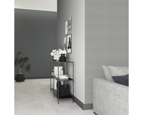 Lichte kamer met patroonbehang, plank en bank