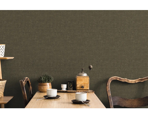 Woonkamer met textielbehang, tafel en decoratie