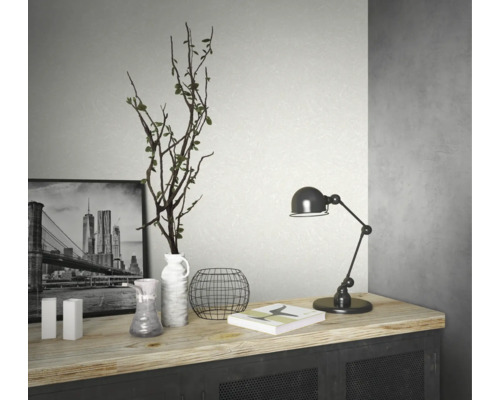 Decoratieve objecten op een kast: vaas, lamp, boek en afbeelding