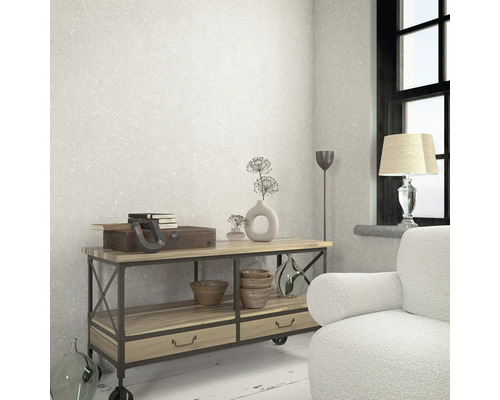 Woonkamer met een patroonbehang, een bijzettafel en decoratieve elementen.