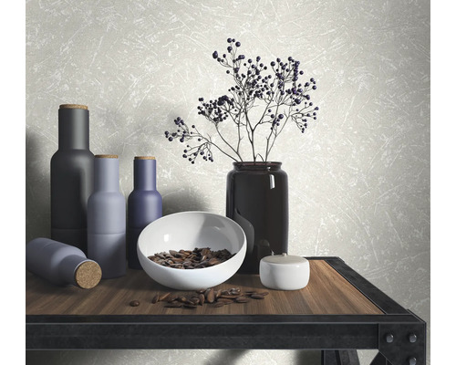 Decoratieve scène met vazen, schaal en bloemstuk op een houten tafel