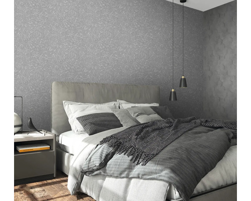 Slaapkamer met grijs structuurbehang, bed en nachtkastje