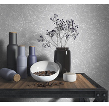 Decoratieve stillevenopstelling met vazen, kom en ornamenten op een tafel